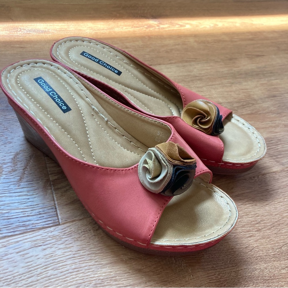 Good Choice Pink and Tan floral open toe wedge sandals rose detail - Picture 3 of 7